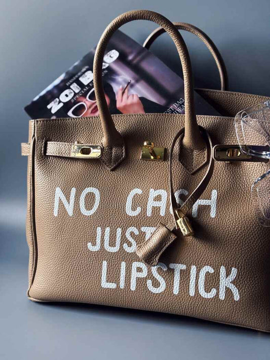 Designová béžová kožená kabelka Zoi Bag s nápisem "No cash, just lipstick"