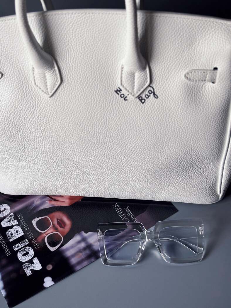 Velká bílá kožená kabelka Zoi Bag s nápisem "Miss Billionaire" zezadu