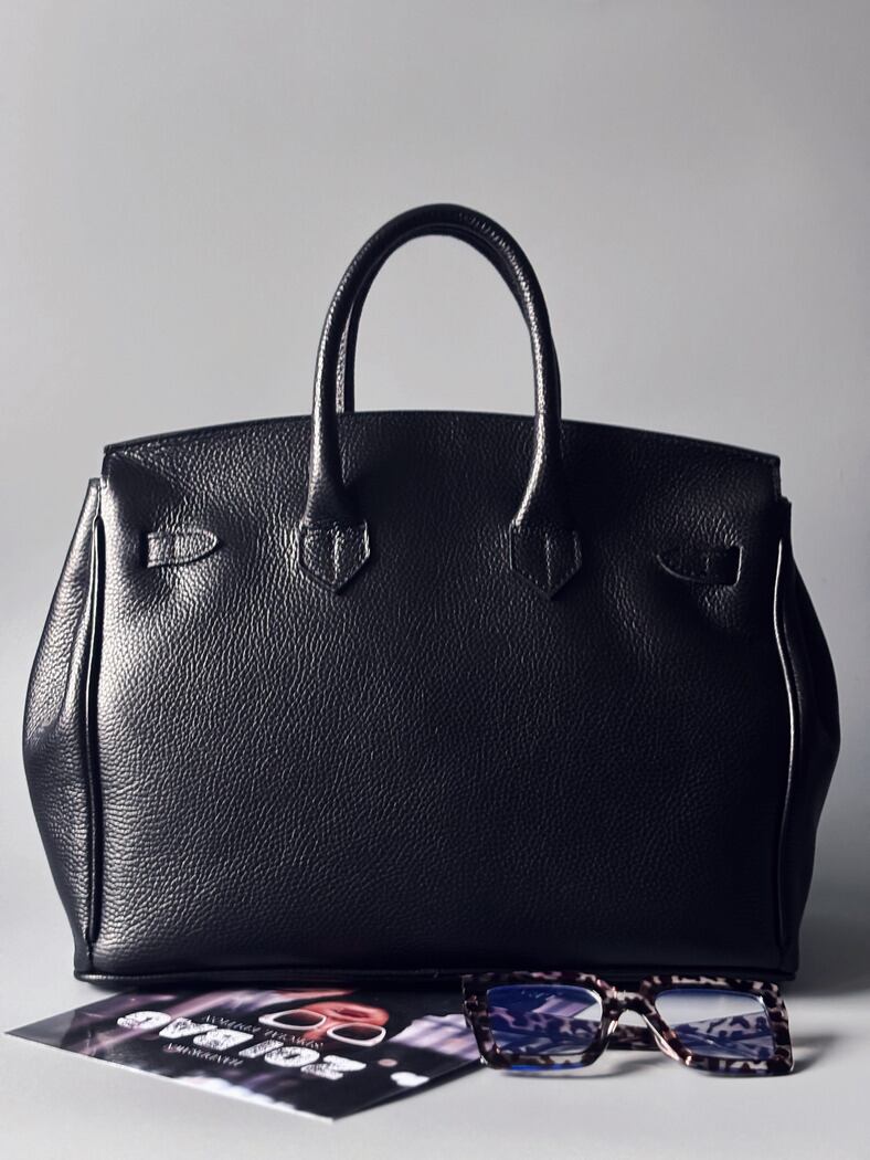 Černá velká kožená kabelka s ručně psaným nápisem "Black Hole" zezadu