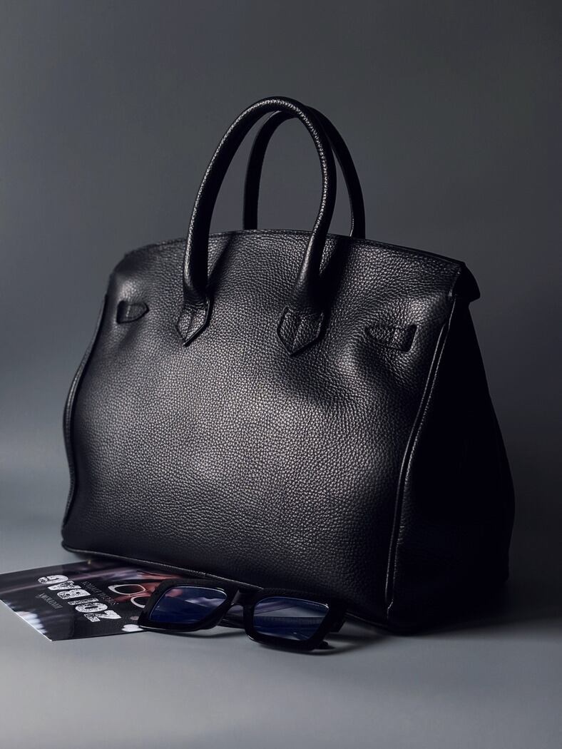 Černá kožená kabelka Zoi Bag, vyrobená z italské kůže s ručně psaným nápisem "Nope" zezadu