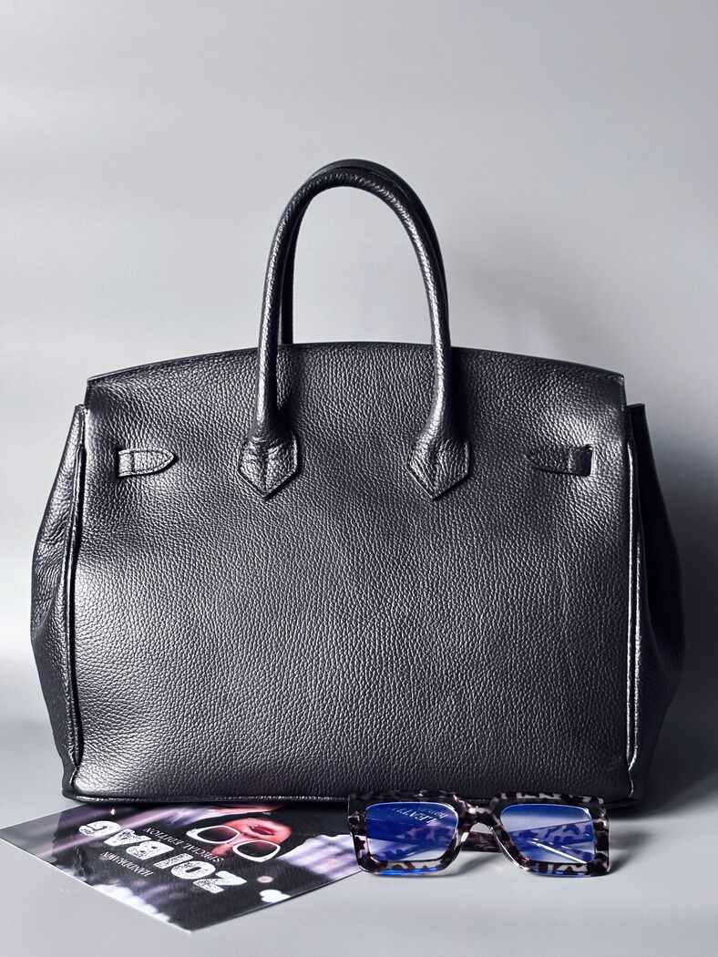 Designová černá kožená kabelka Zoi Bag s ručně psaným nápisem "Rebel Girl" a cákanci barvou. Zámek s klíčkem na zapnutí kabelky. Zezadu.