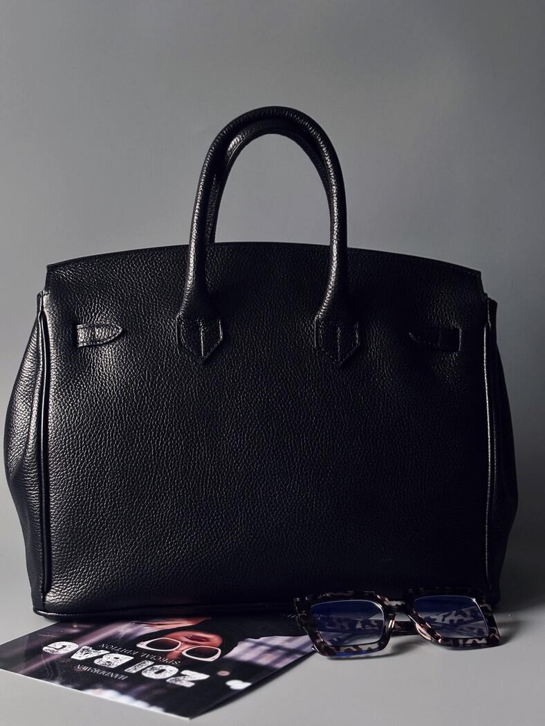 Luxusní černá dámská kabelka Zoi Bag z pravé italské kůže s nápisem "Can't be tamed" zezadu