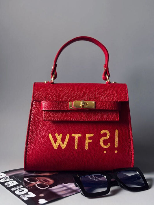 Červená art kožená kabelka Zoi Bag se zlatým nápisem "WTF"