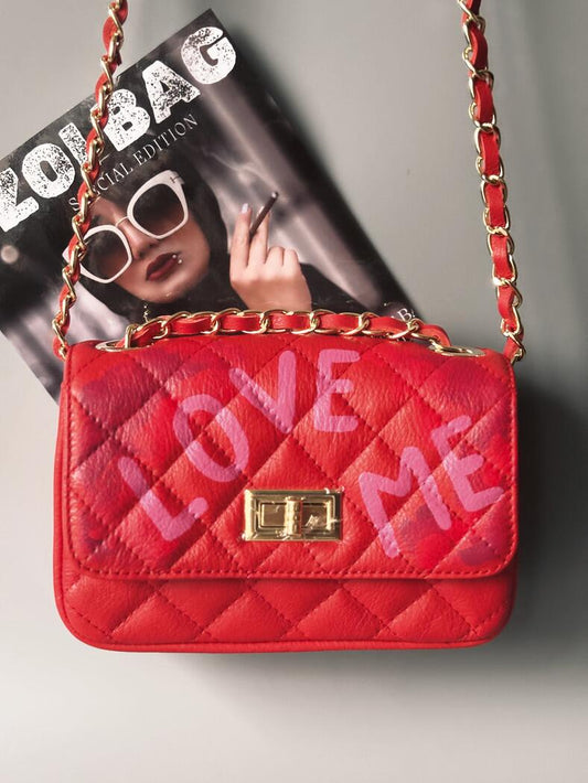Červená crossbody kožená kabelka Zoi Bag s ručně psaným nápisem "Love Me" a s cákanci barvou