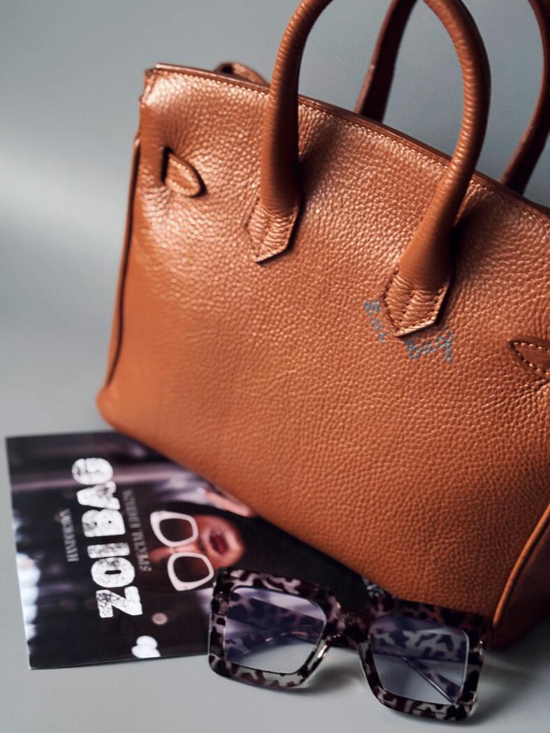 Hnědá kožená kabelka Zoi Bag s nápisem "Can't adult today" zezadu