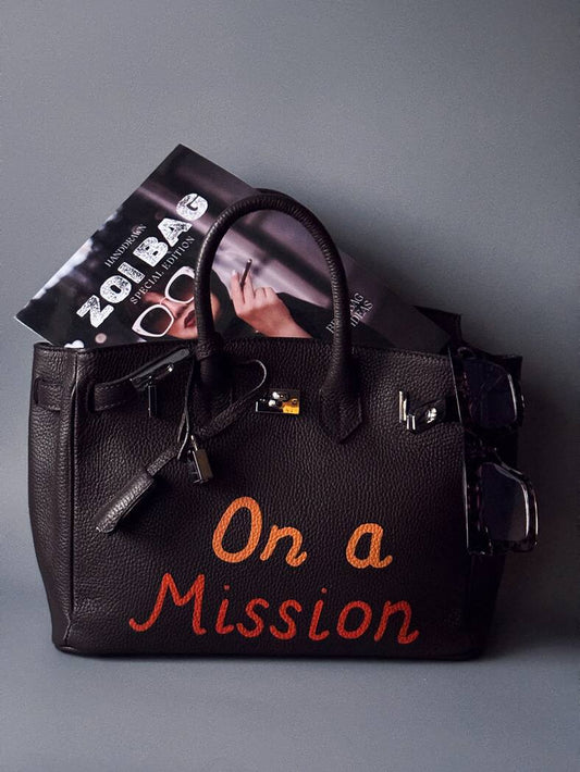 Art kožená kabelka Zoi Bag v hnědé barvě s nápisem "On a Mission"