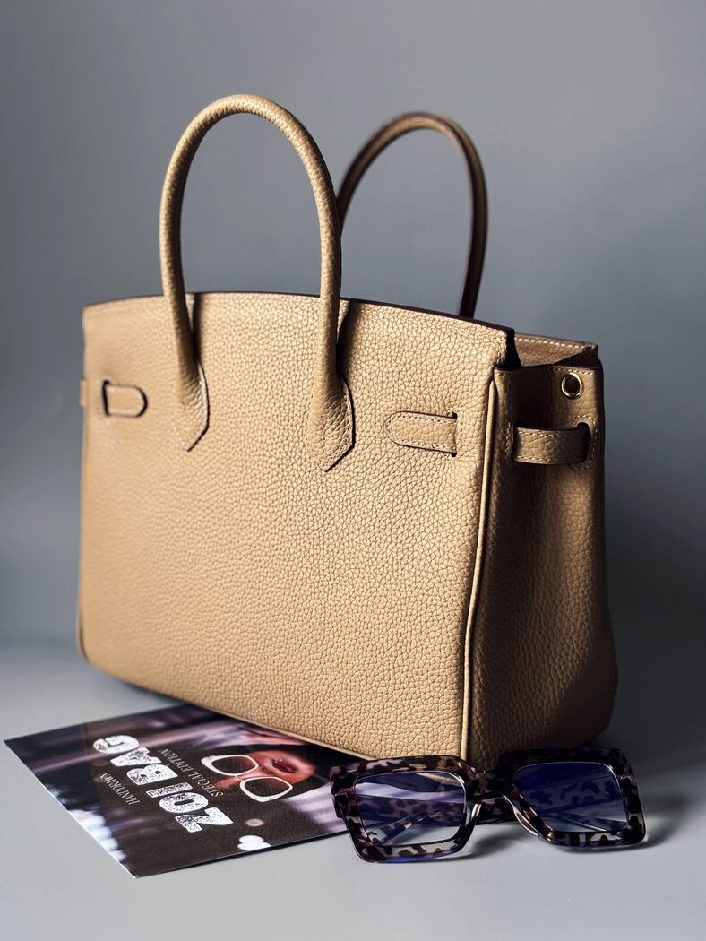 Kožená béžová kabelka Zoi Bag s nápisem "Miss Billionaire" zezadu