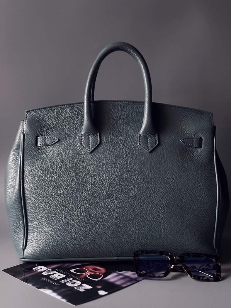 Kožená velká šedomodrá kabelka Zoi Bag s ručně psaným nápisem "Can't be tamed" zezadu