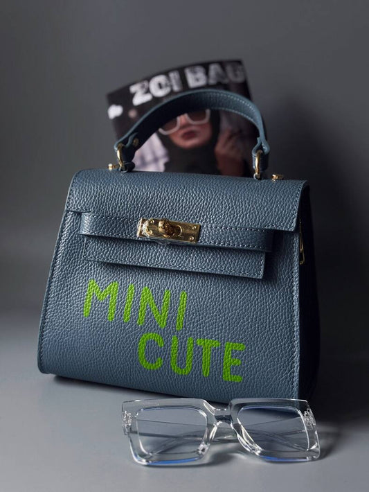 Art kabelka Zoi Bag z pravé kůže v modré barvě s nápisem "Mini Cute"