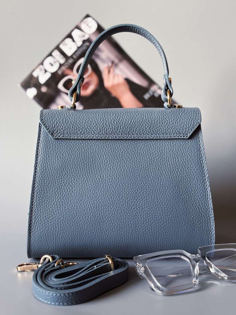 Designová modrá crossbody kabelka Zoi Bag z pravé italské kůže s ručně psaným nápisem a cákanci barvou. Zezadu.