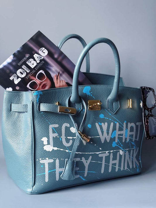 Velká kožená kabelka Zoi Bag v barevné kombinaci modrá a šedá s ručně psaným nápisem "FCK what they think"