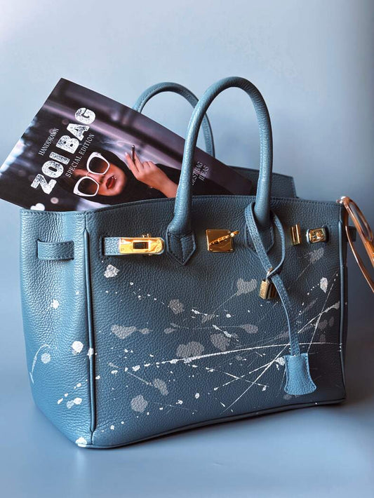 Šedomodrá kožená kabelka Zoi Bag s ručně malovanými cákanci, luxusní italská kůže, designová tote kabelka se zlatým zámkem a klíčkem.