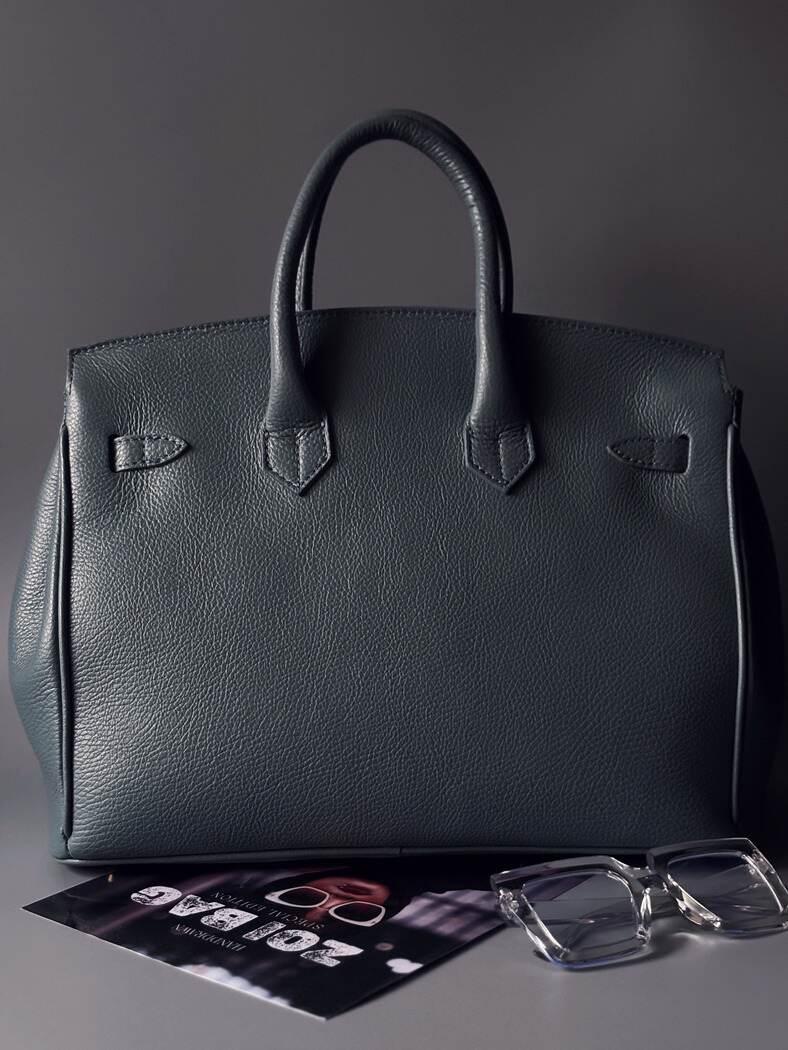 Modrošedá kožená kabelka Zoi Bag s ručně psaným nápisem "Can't adult today" zezadu