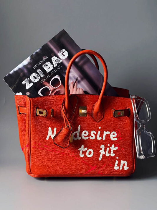 Art oranžová kožená kabelka Zoi Bag s nápisem "No desire to fit in"