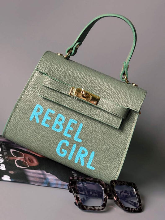 Pistáciová kožená kabelka crossbody Zoi Bag s ručně psaným nápisem "Rebel Girl"