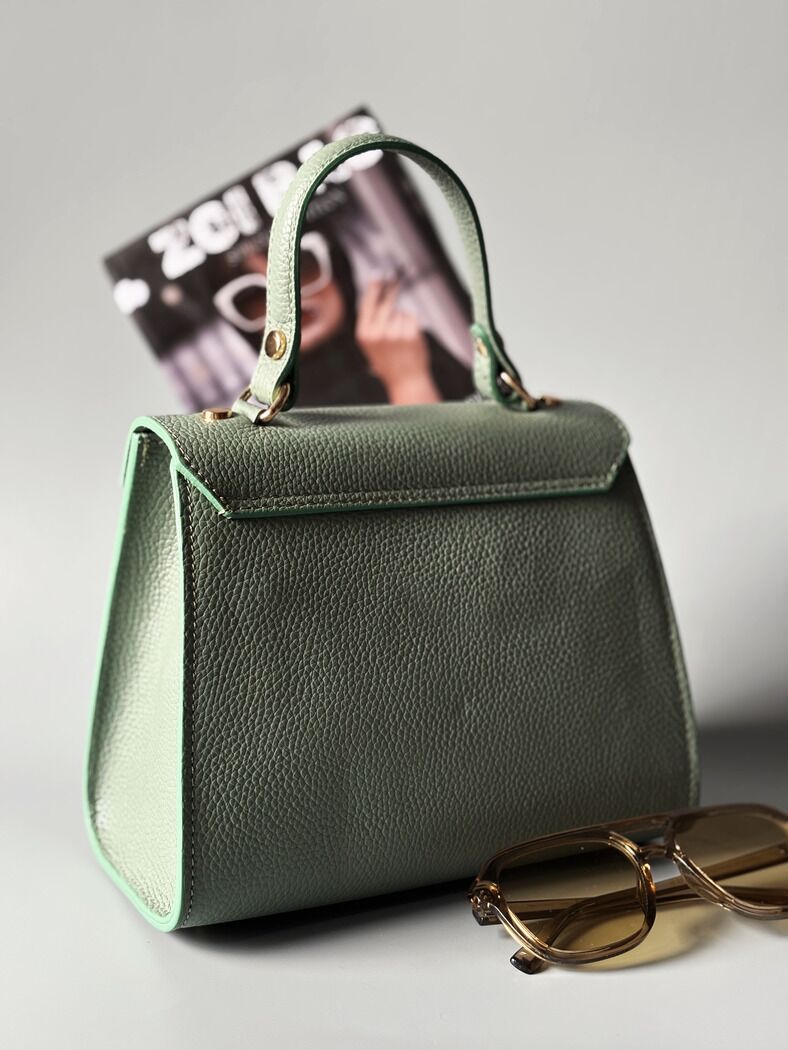 Designová pistáciová kabelka Zoi Bag z pravé italské kůže s ručně psaným nápisem "Rebel" a cákanci barvou. Zezadu.