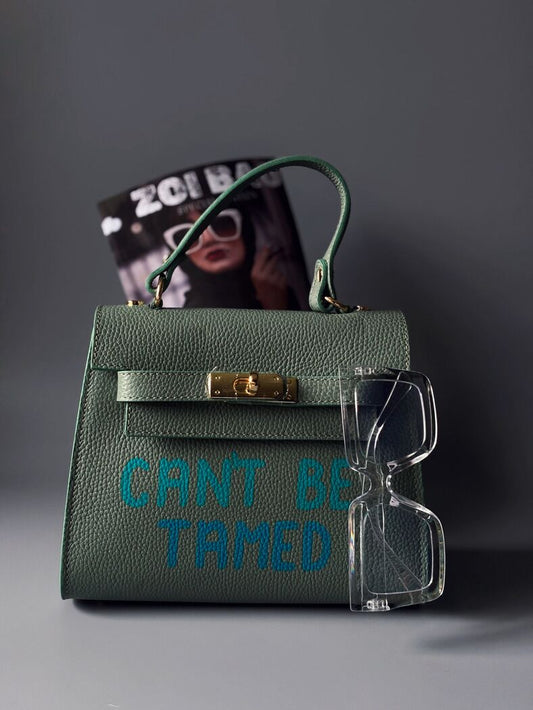 Kožená kabelka Zoi Bag v pistáciové barvě s originálním nápisem "Can't be tamed"