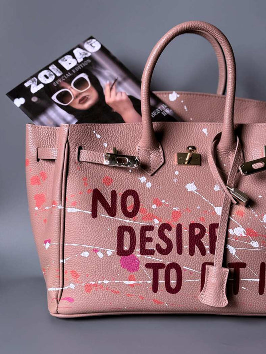 Růžová art designová kožená kabelka Zoi Bag s ručně psaným nápisem a cákanci barvou.