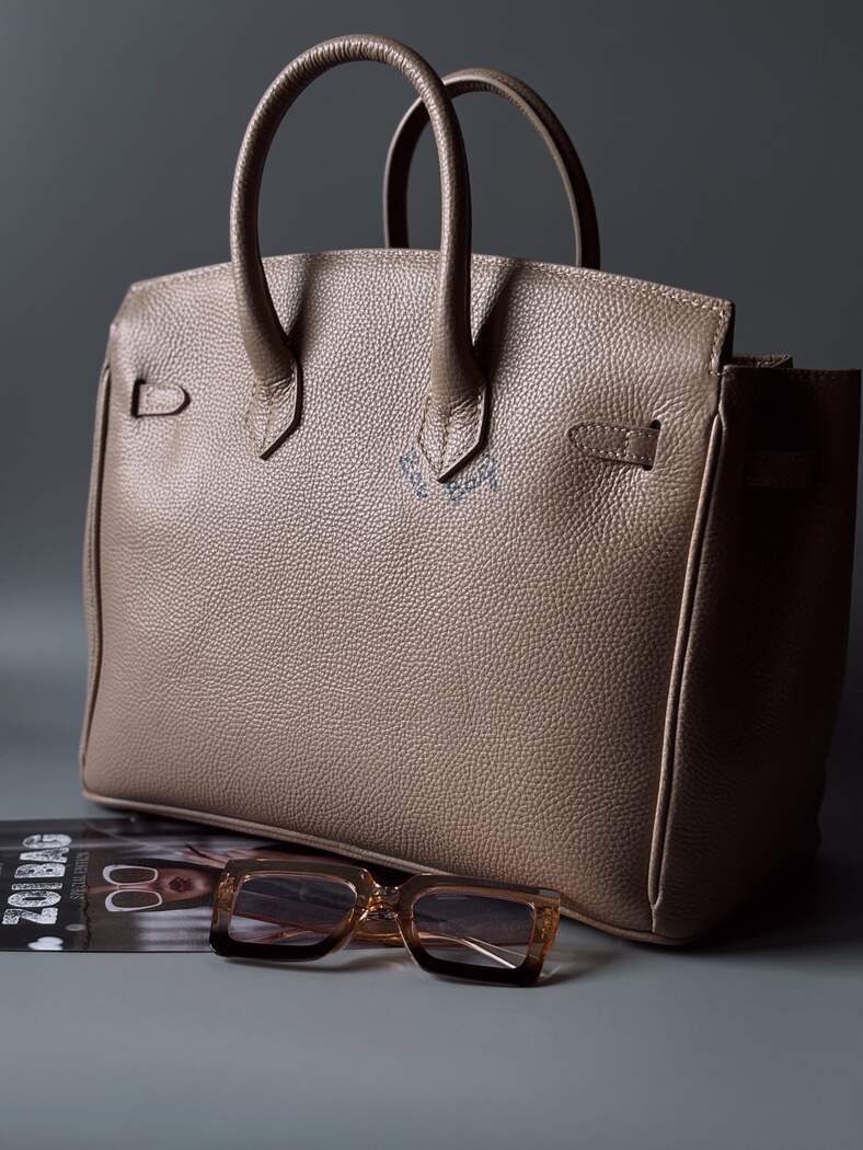 Art béžovo-růžová kožená kabelka Zoi Bag s nápisem "No desire to fit in" zezadu