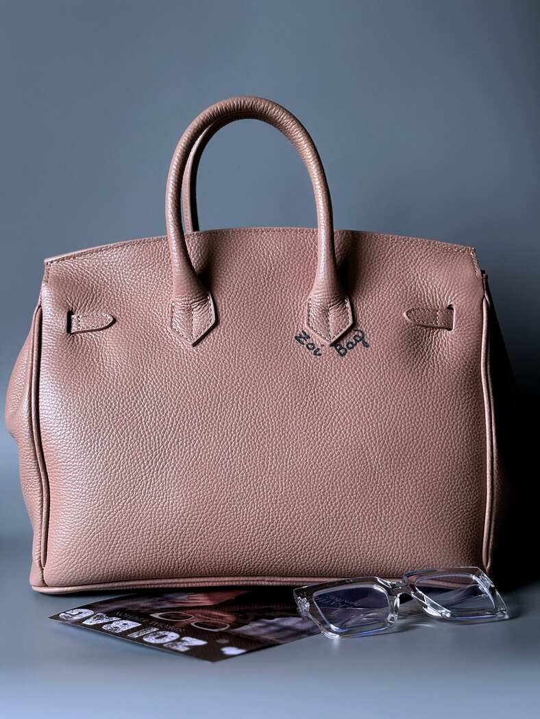 Růžová art designová kožená kabelka Zoi Bag s ručně psaným nápisem a cákanci barvou. Zezadu.
