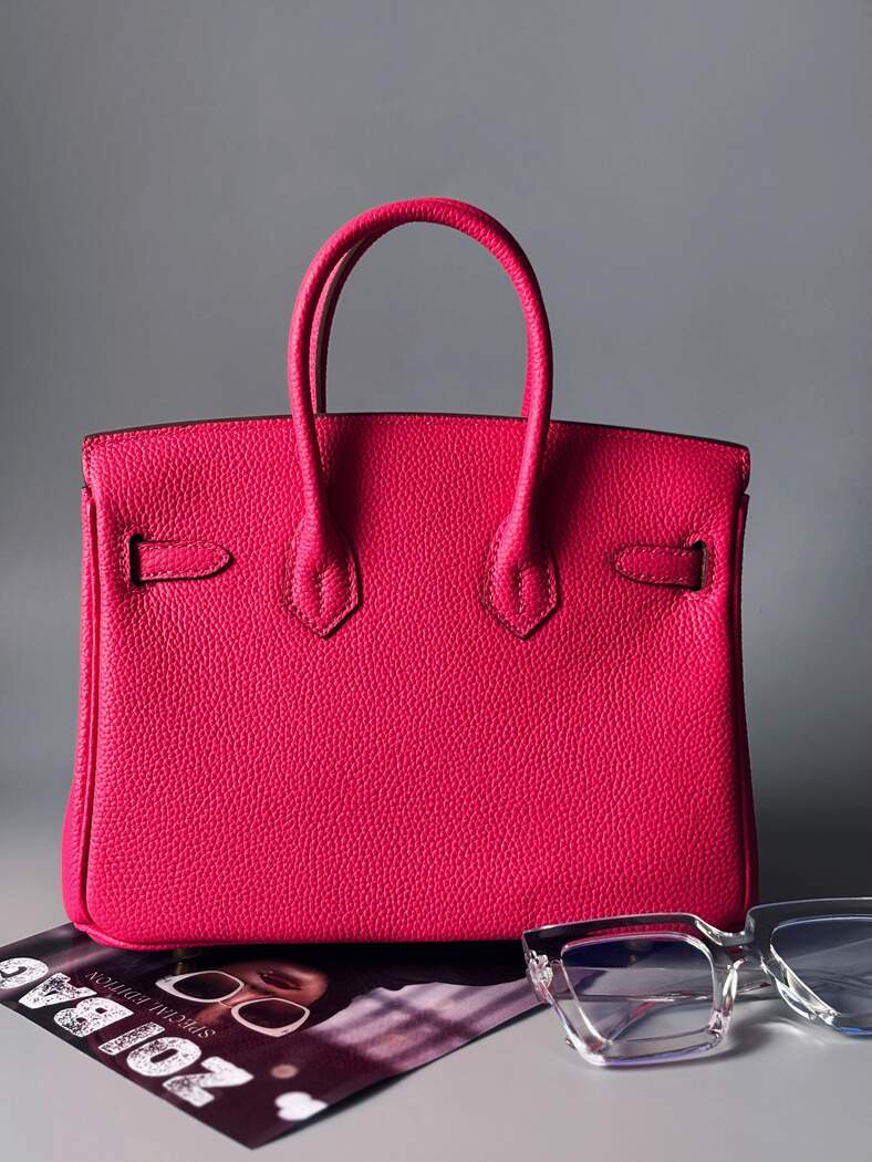 Růžová kožená kabelka Zoi Bag s nápisem "Can't be tamed" zazadu