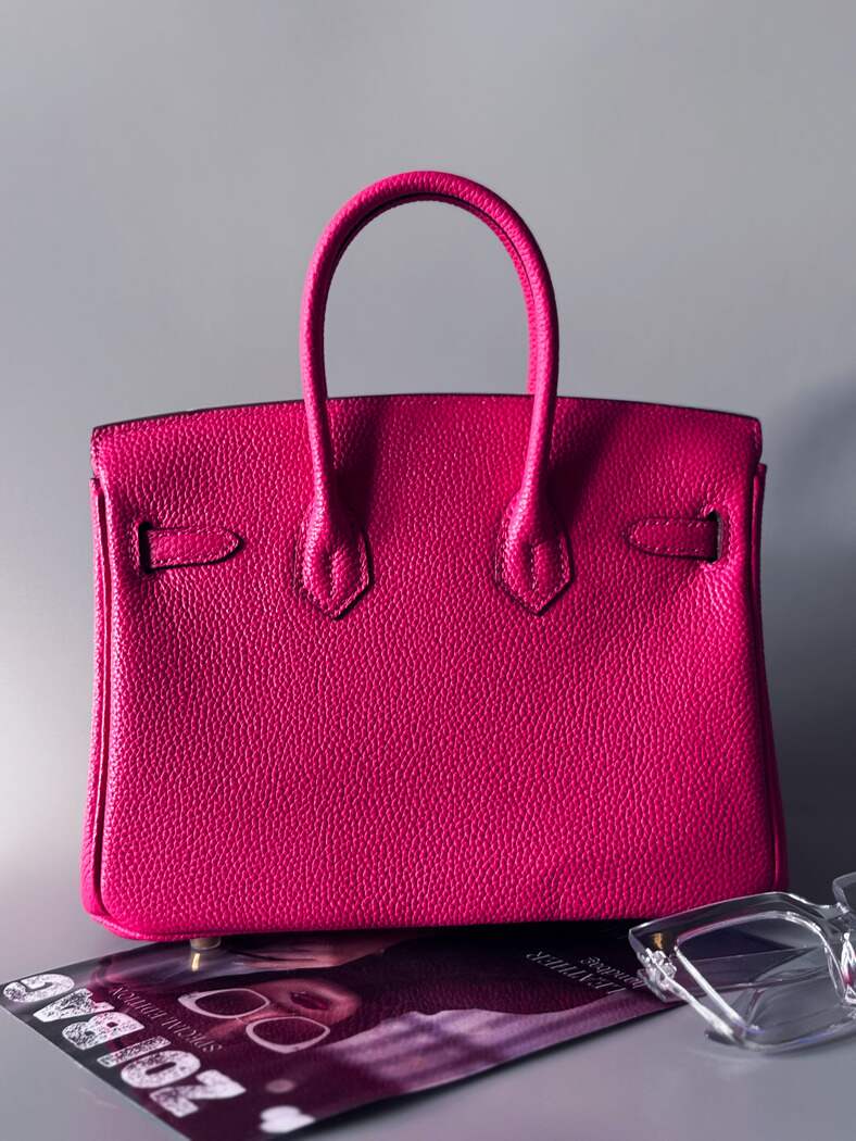 Designová růžová kožená kabelka Zoi Bag s ručně psaným nápisem a s cákanci barvou. Ikonické zapínání pomocí zámku s klíčkem. Zezadu.