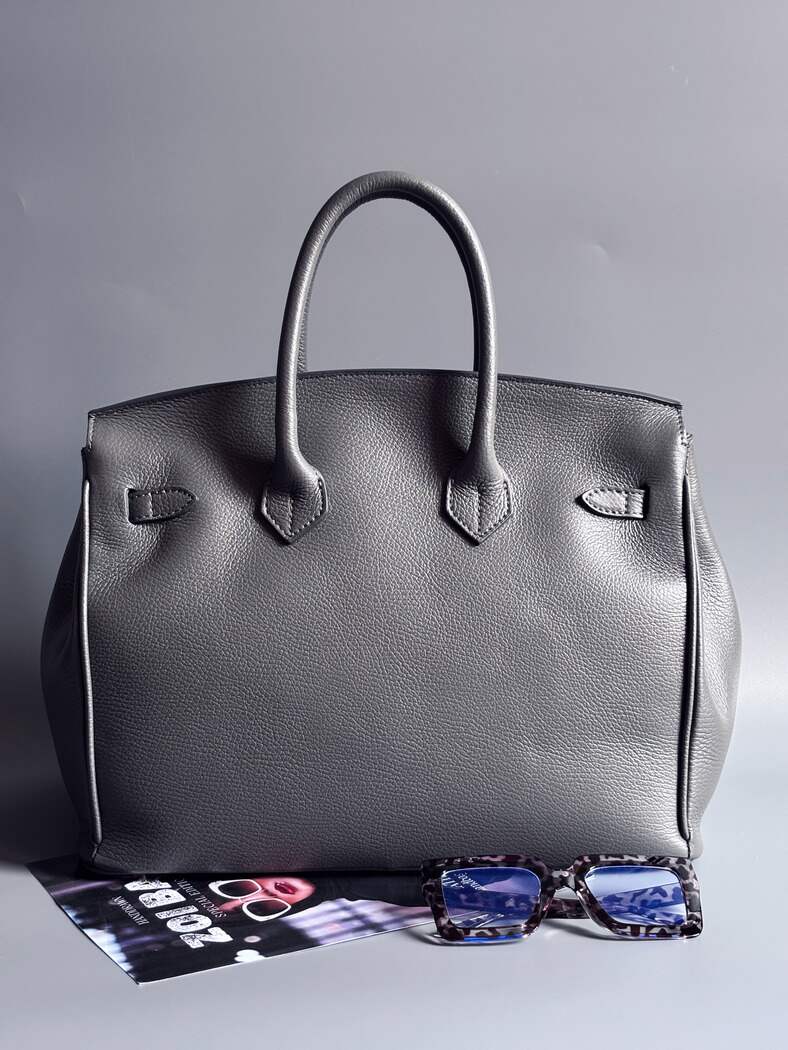 Šedá kožená kabelka Zoi Bag vyrobená z kvalitní italské kůže, s ručně psaným nápisem a se zámkem a klíčkem. Pro personalizaci na zakázku. Zezadu.