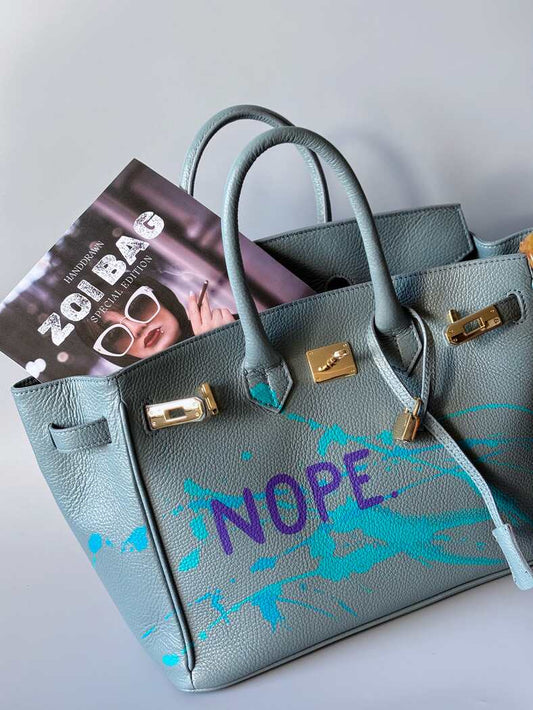 Velká šedomodrá tote kožená kabelka Zoi Bag s ručně psaným nápisem, designová art kabelka.