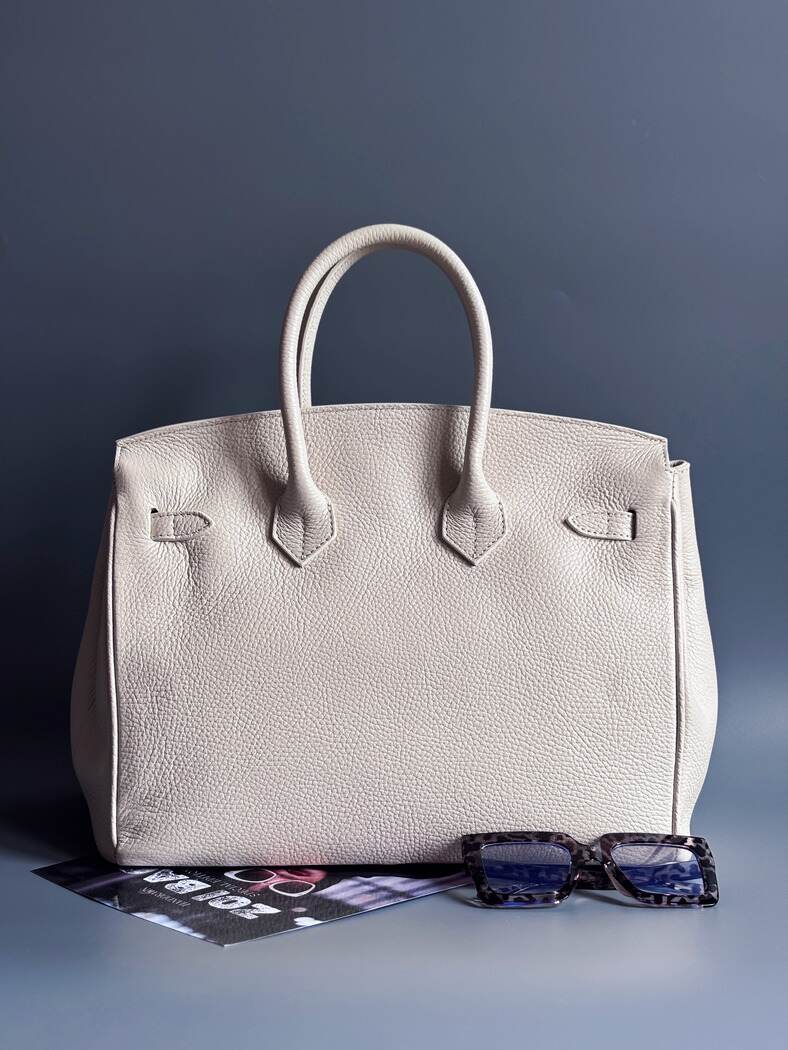 Béžová kožená kabelka Zoi Bag vyrobená z kvalitní italské kůže, se zámkem a klíčkem. Pro personalizaci na zakázku.