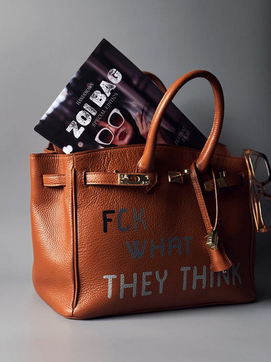 Art hnědá kožená kabelka Zoi Bag s nápisem "FCK what they think"