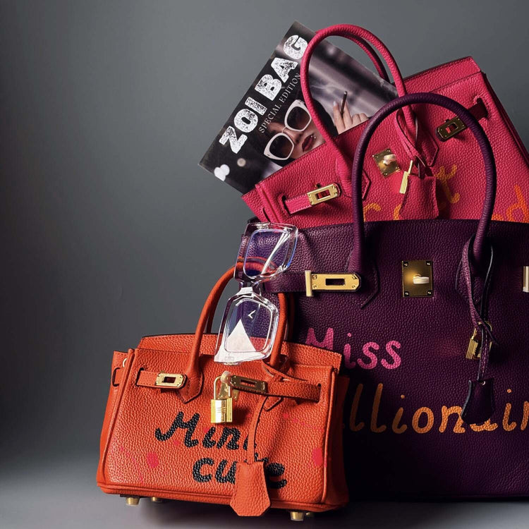 Sada tří barevných designových kabelek Zoi Bag s ručně psanými nápisy.