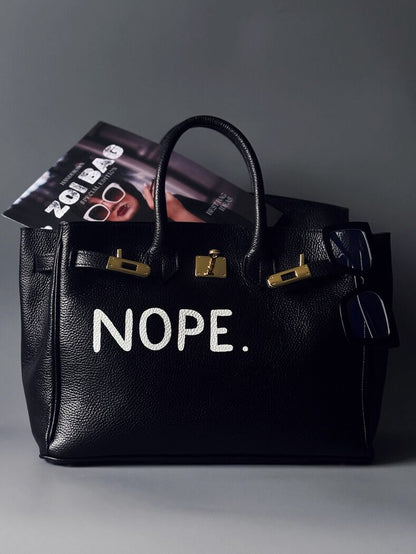 Černá kožená kabelka Zoi Bag s ručně psaným nápisem “Nope”