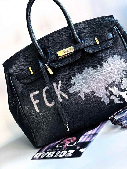 Černá kožená kabelka s ručně psaným nápisem "FCK"