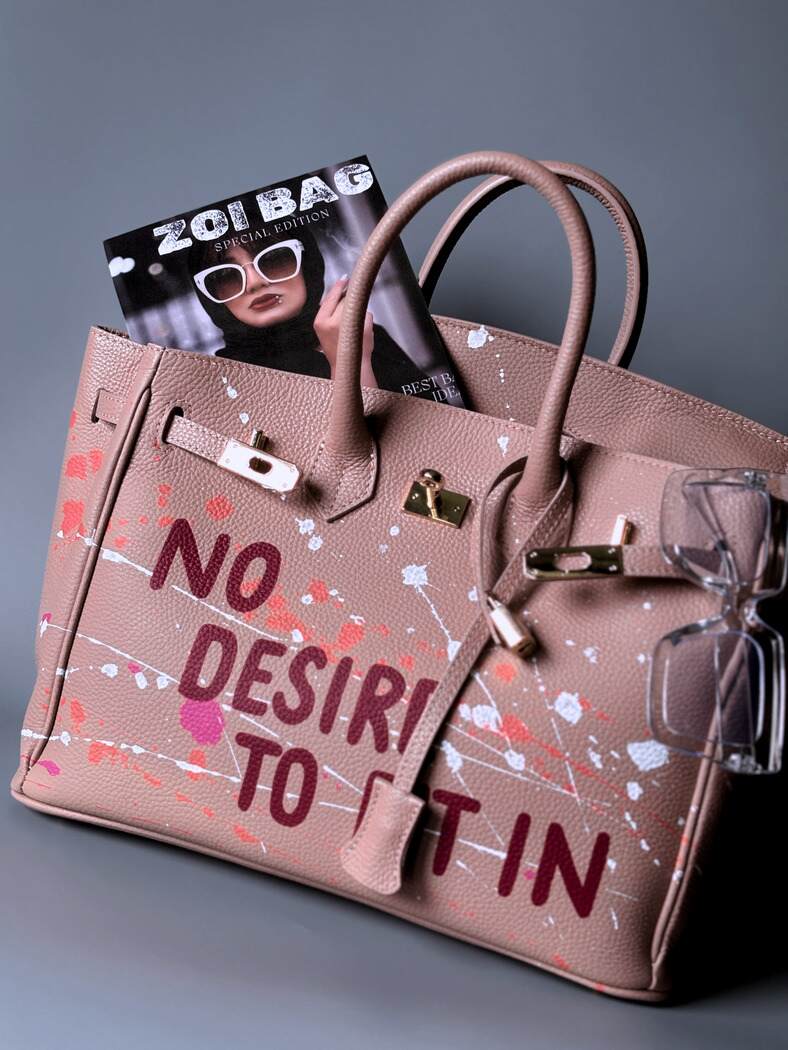 Růžová art designová kožená kabelka Zoi Bag s ručně psaným nápisem a cákanci barvou. 