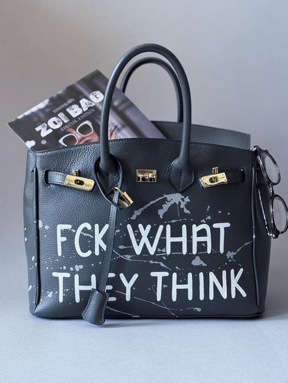 Šedá designová kožená kabelka Zoibag s ruční malbou, cákanci barvou a malovaným nápisem. 