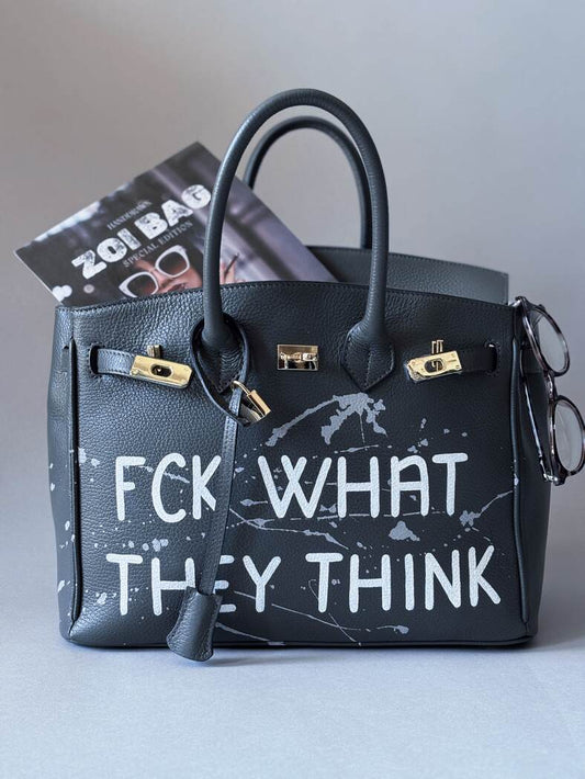 Šedá designová kožená kabelka Zoibag s ruční malbou, cákanci barvou a malovaným nápisem. 