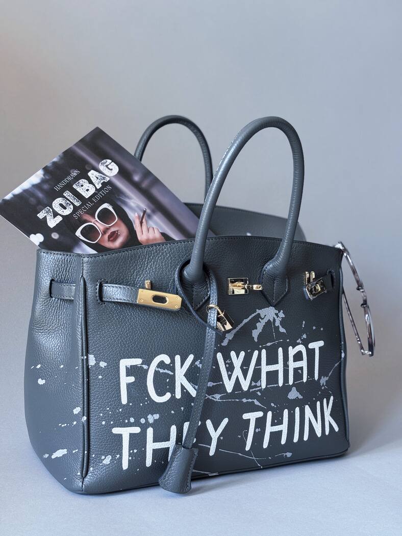 Šedá designová kožená kabelka od Zoibag s ruční malbou a uměleckými cákanci barvou.