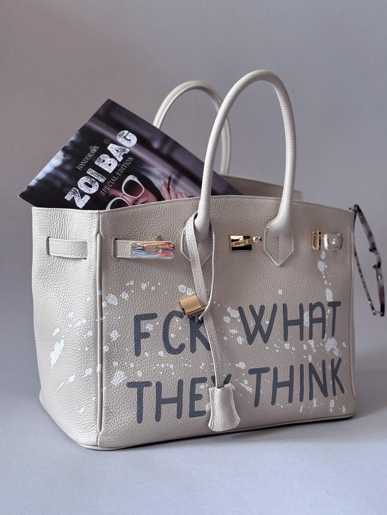 Rozepnutá elegantní kožená kabelka Zoibag s detailem zlatého kování zepředu.