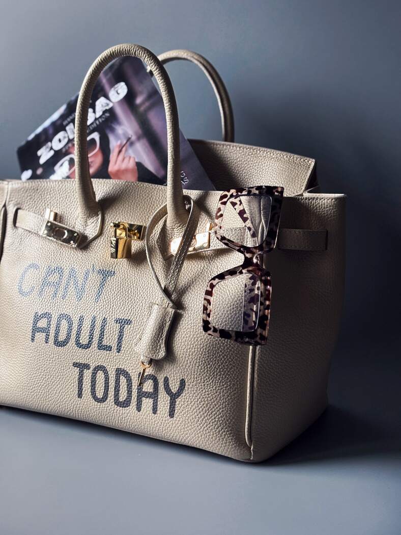 Béžová kožená art kabelka Zoi Bag s nápisem "Can't adult today" z boku