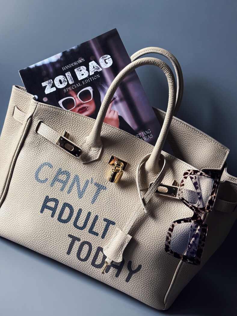 Béžová kožená art kabelka Zoi Bag s nápisem "Can't adult today"