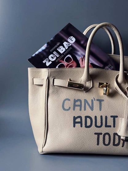 Béžová shopper kabelka Zoi Bag z kůže s nápisem "Can't adult today" detail