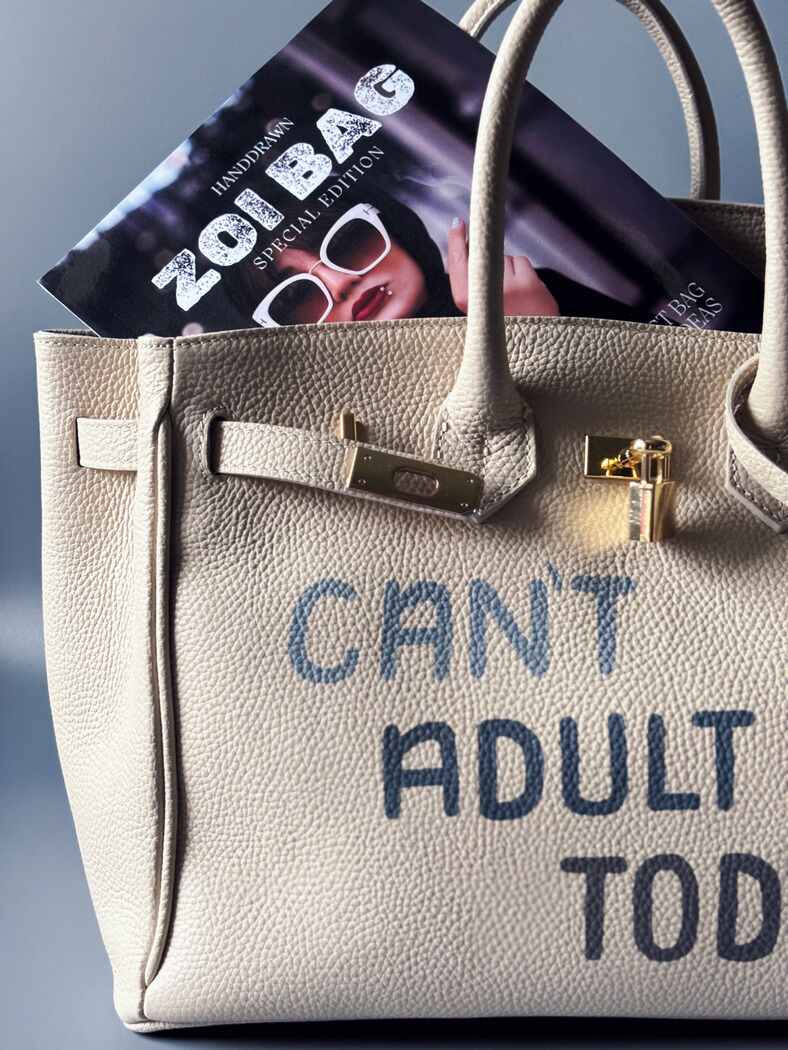 Béžová kožená art kabelka Zoi Bag s nápisem "Can't adult today" detail