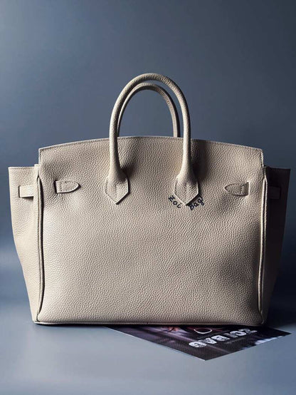 Béžová kožená stylová kabelka Zoi Bag s nápisem "Can't adult today" zezadu