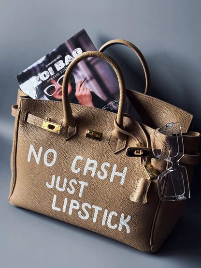 Shopper béžová kožená kabelka Zoi Bag s nápisem "No cash, just lipstick"