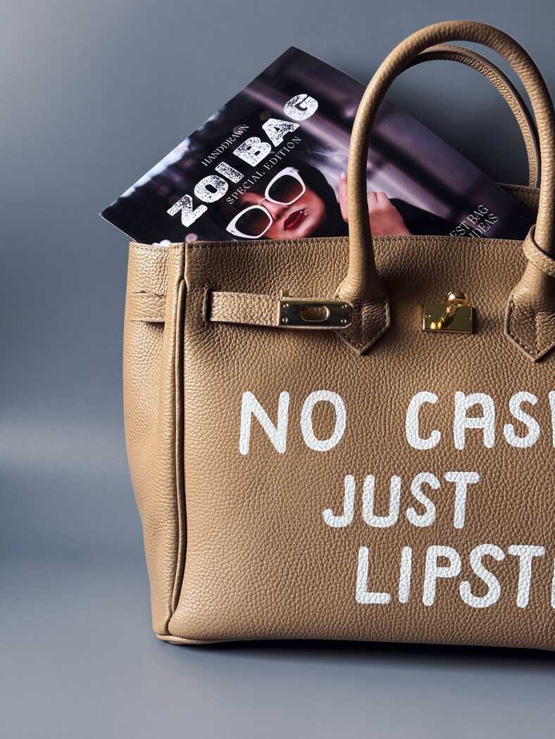 Stylová béžová kožená kabelka Zoi Bag s nápisem "No cash, just lipstick" detail