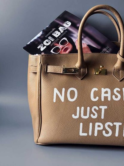 Stylová béžová kožená kabelka Zoi Bag s nápisem "No cash, just lipstick" detail