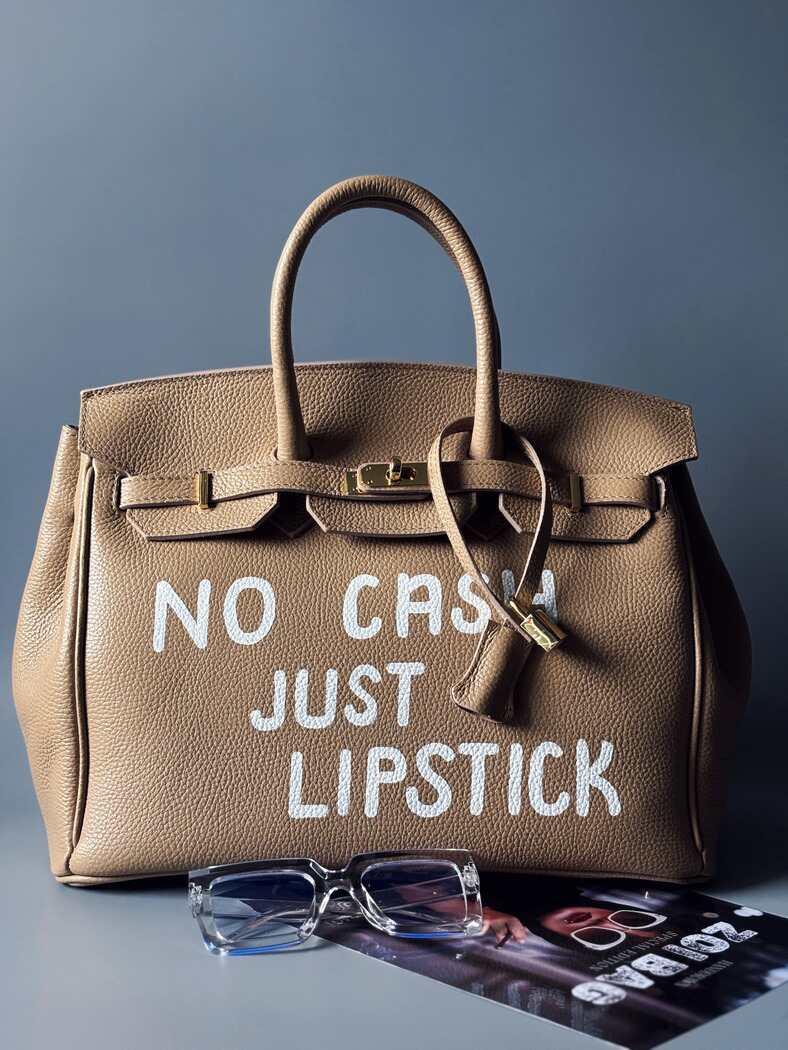 Velká béžová kabelka Zoi Bag z kůže s nápisem "No cash, just lipstick"