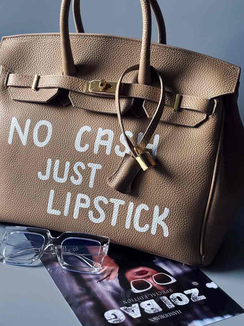 Art béžová kožená kabelka Zoi Bag s nápisem "No cash, just lipstick" detail