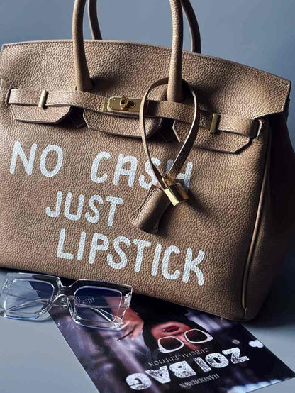 Art béžová kožená kabelka Zoi Bag s nápisem "No cash, just lipstick" detail
