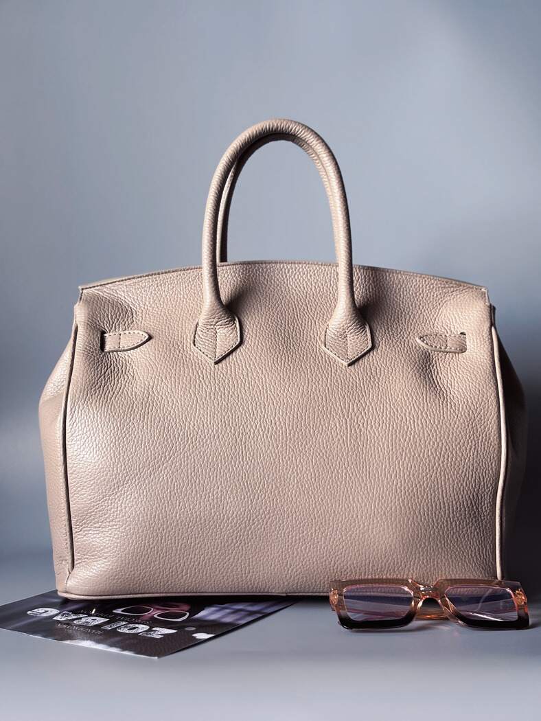 Luxusní designová béžová kabelka vyrobená z kvalitní italské kůže s ručně psaným nápisem. Ikonické zapínání na zámek s klíčkem. Zezadu.